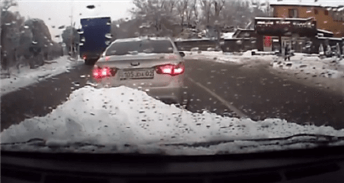 "Больные люди": казахстанцы жалуются на автоподставы на дорогах