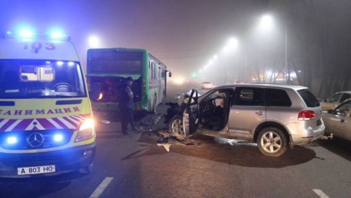Алматинец на автомобиле протаранил автобус с пассажирами