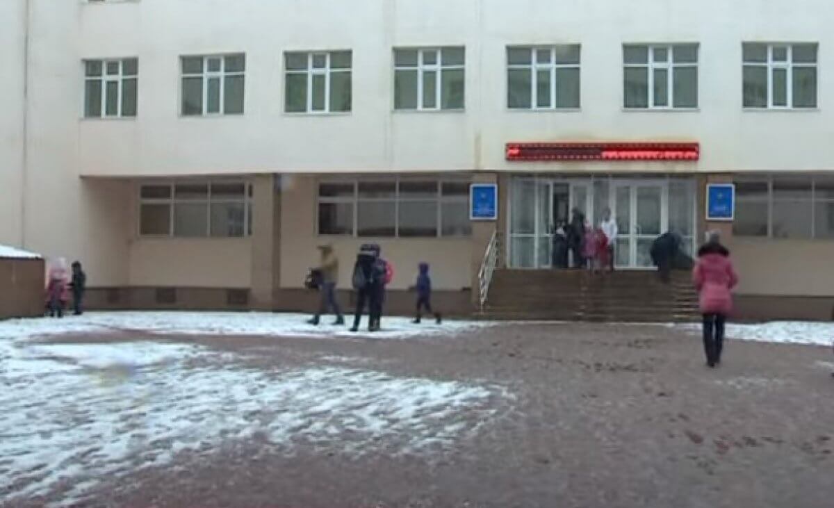 Школа за полмиллиарда рушится на глазах в Алматинской области