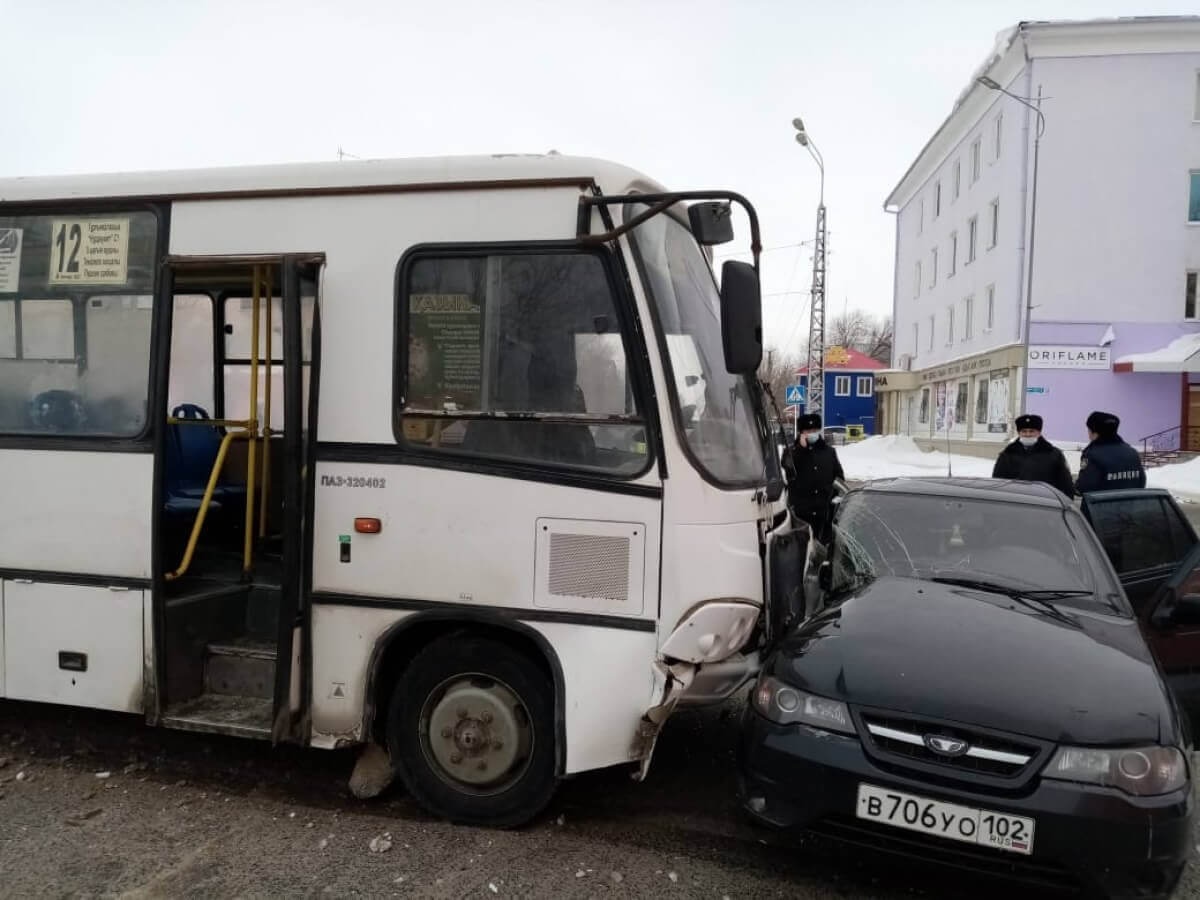 Автобус протаранил автомобиль с детьми в Актобе