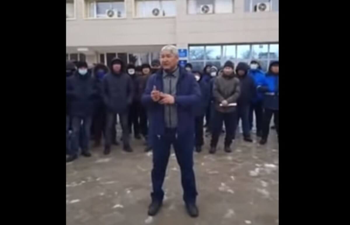 Митинг в Жанаозене: рабочие газодобывающей компании собрались у акимата