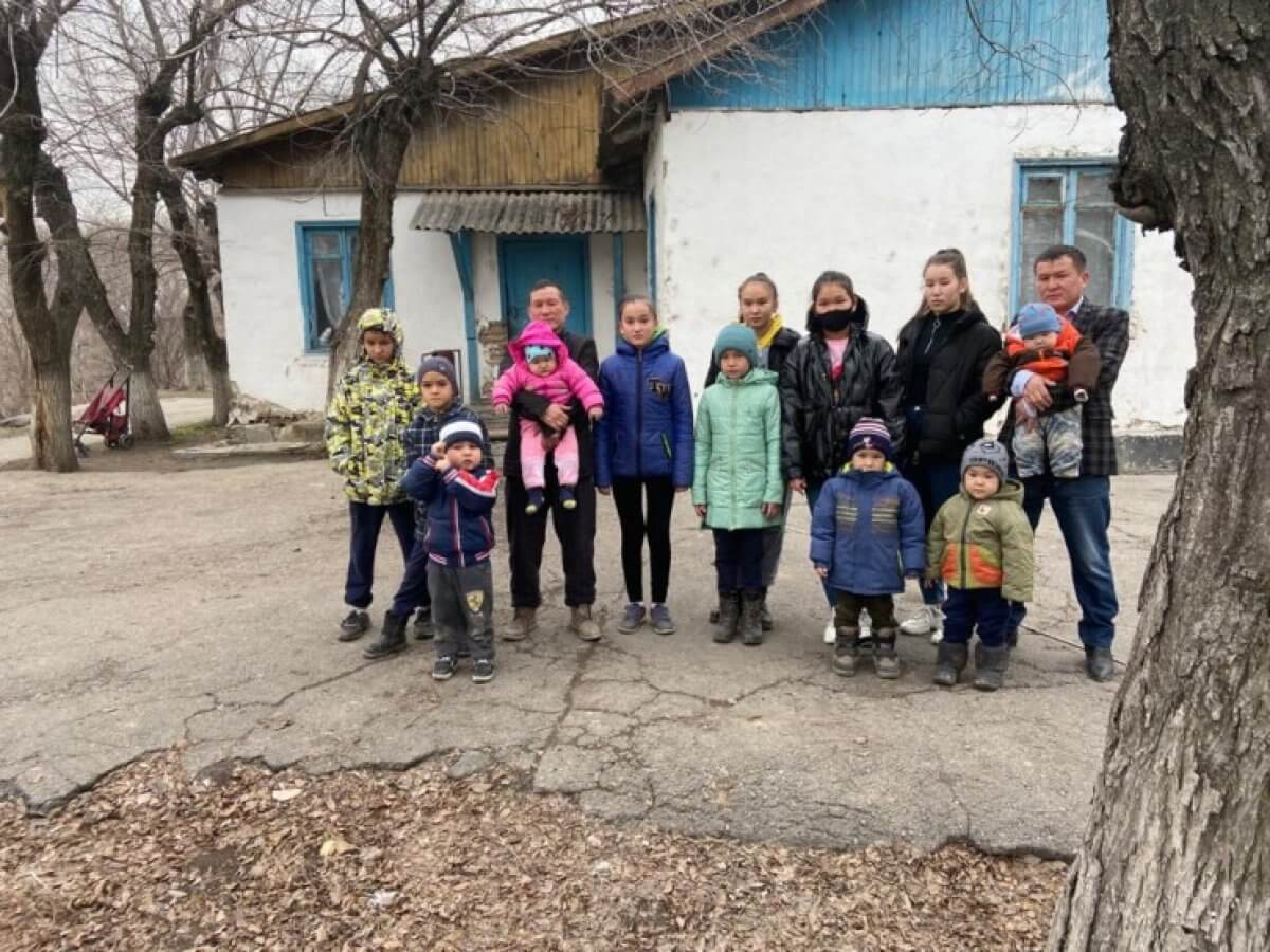 Чиновники выселяют семью с 12 детьми в Алматинской области