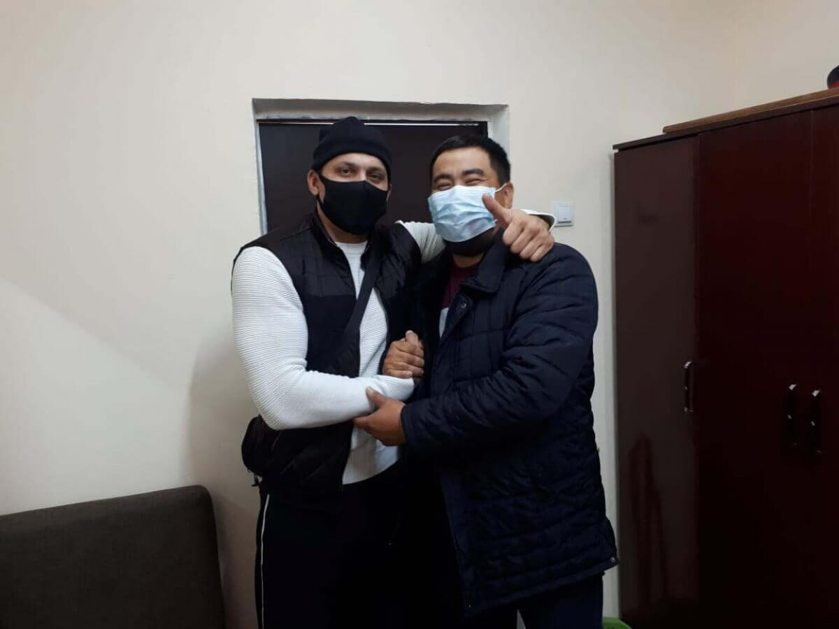 Обнялись как родные: водитель и парковщик из “Алтын-Орды” помирились