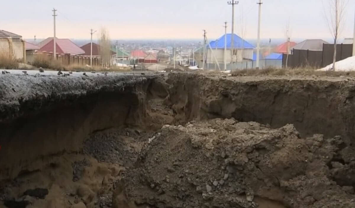 Талые воды смыли часть новой дороги в Актобе за 260 млн тенге