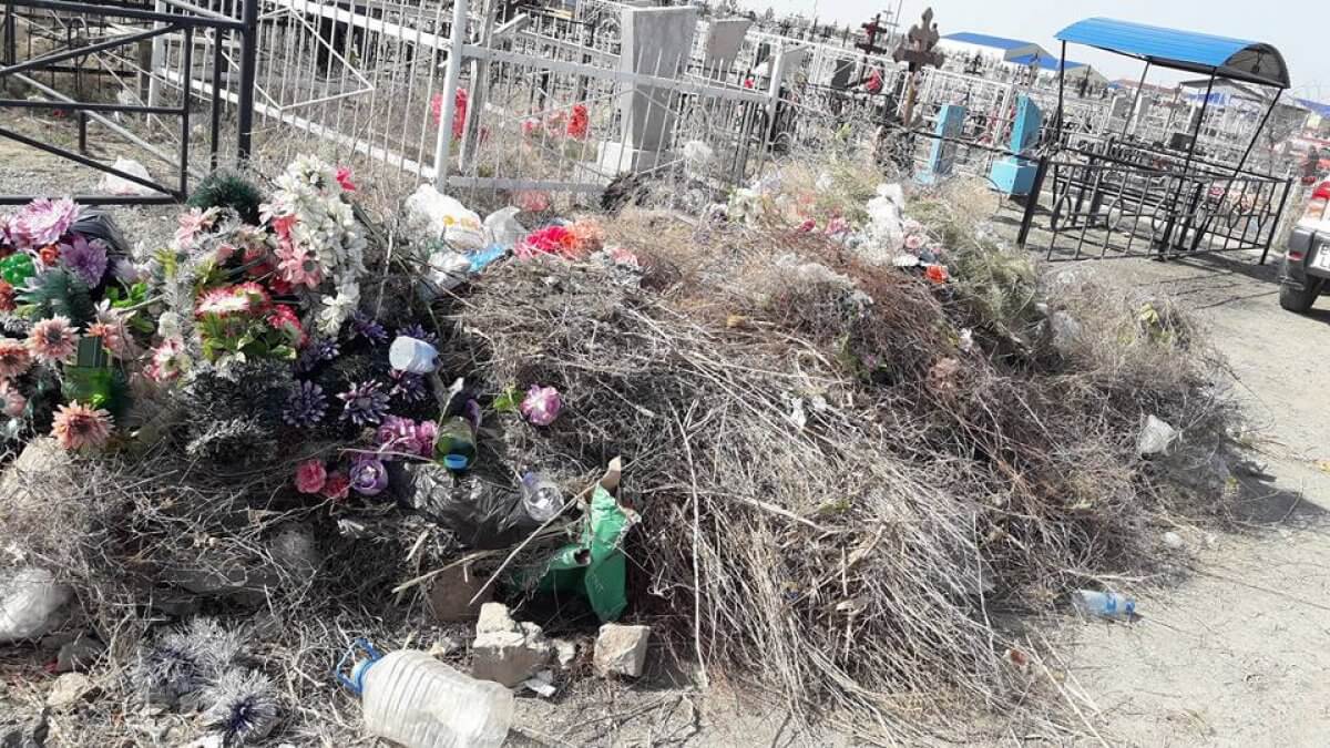 Кладбище в Актау превратили в мусорную свалку