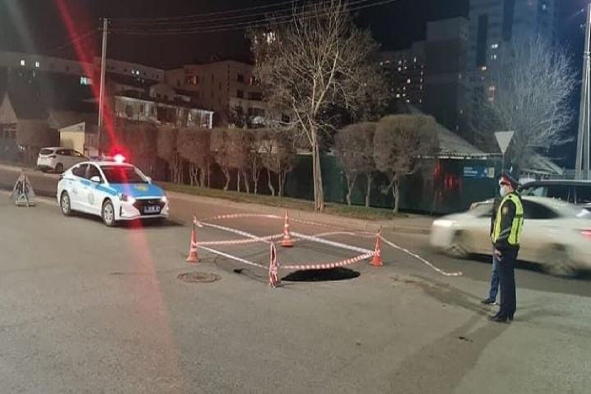 Асфальт провалился в Нур-Султане