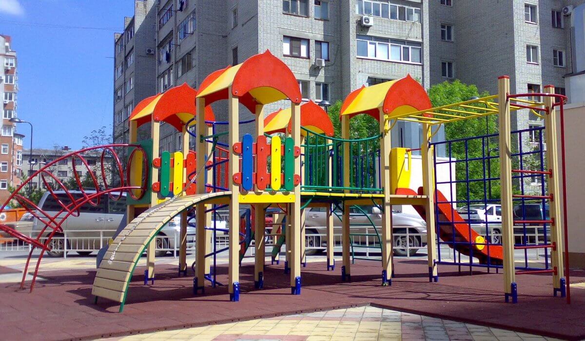 Житель Аксу избил своих детей на игровой площадке