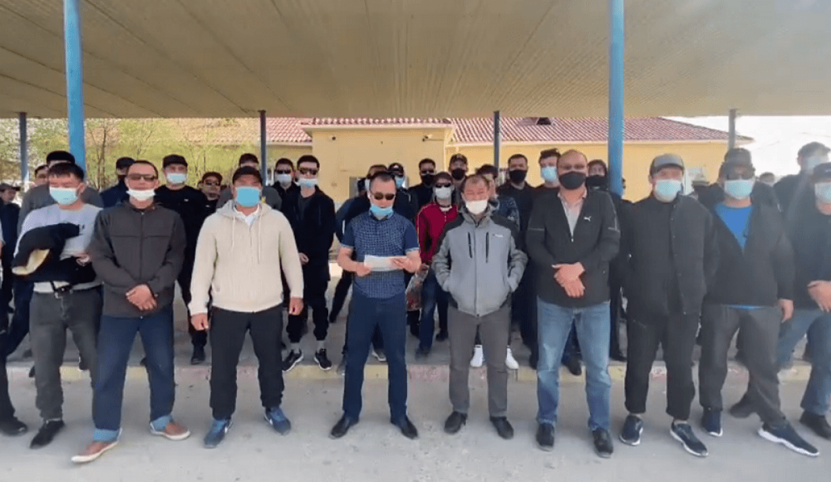 Жанаозенские рабочие объявили забастовку и выдвинули ультиматум властям