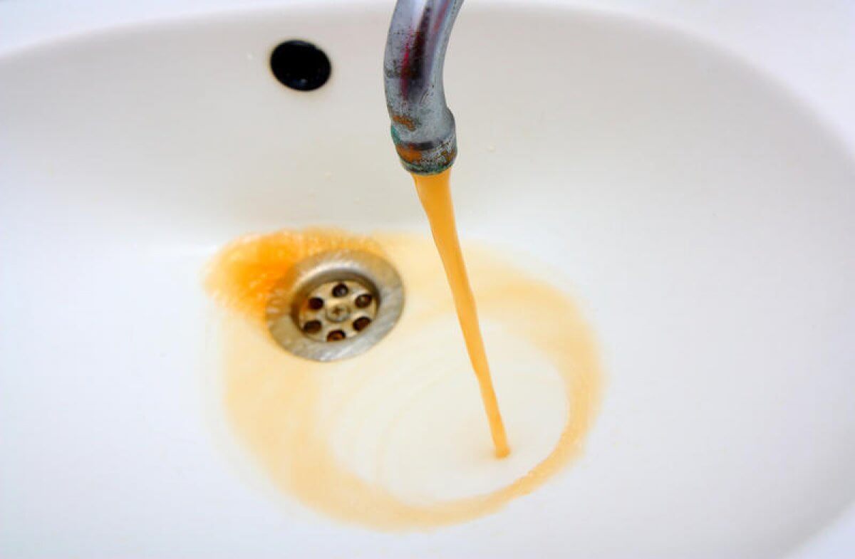 Сельчанам в СКО приходится пить ржавую воду с глиной