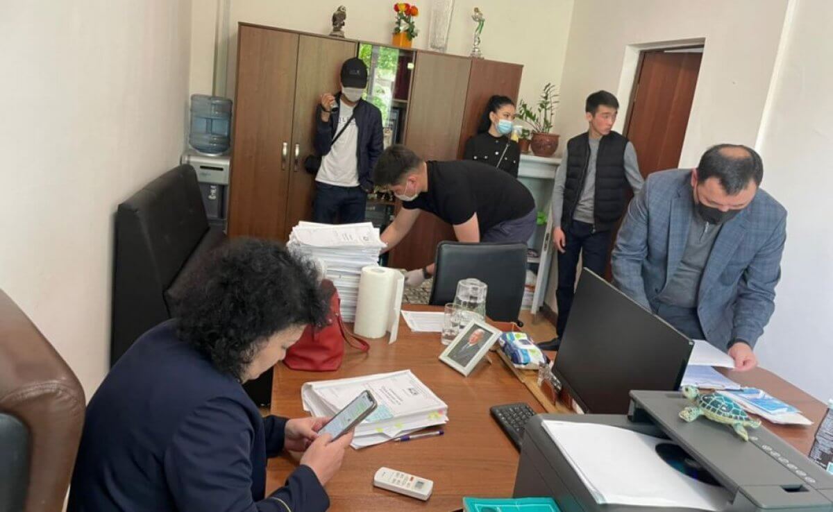 "Они просто ворвались в кабинет": новые подробности о громком обыске и изъятии денег у судьи в Алматы