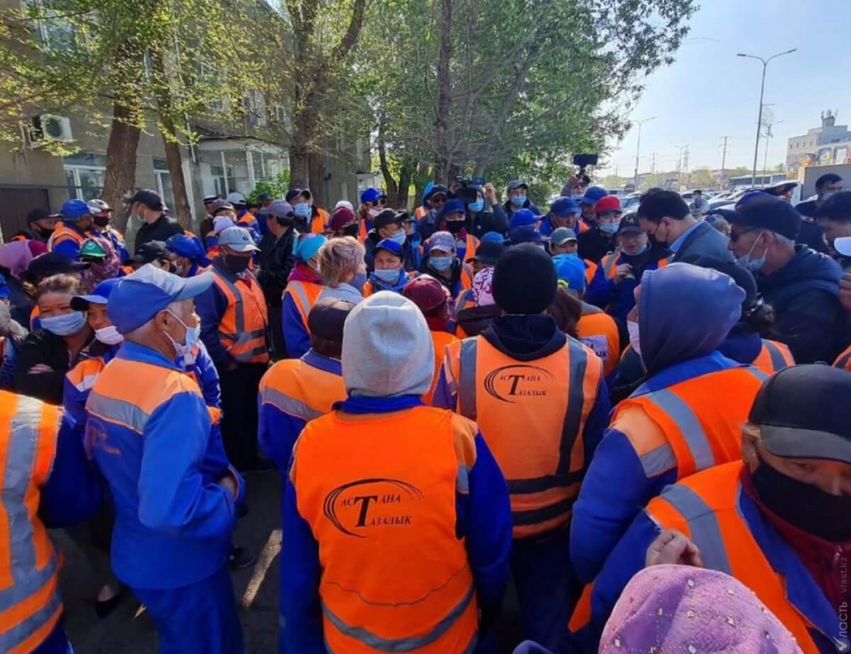 Забастовка в Нур-Султане: рабочие компании "Астана Тазалык" требуют повысить зарплаты