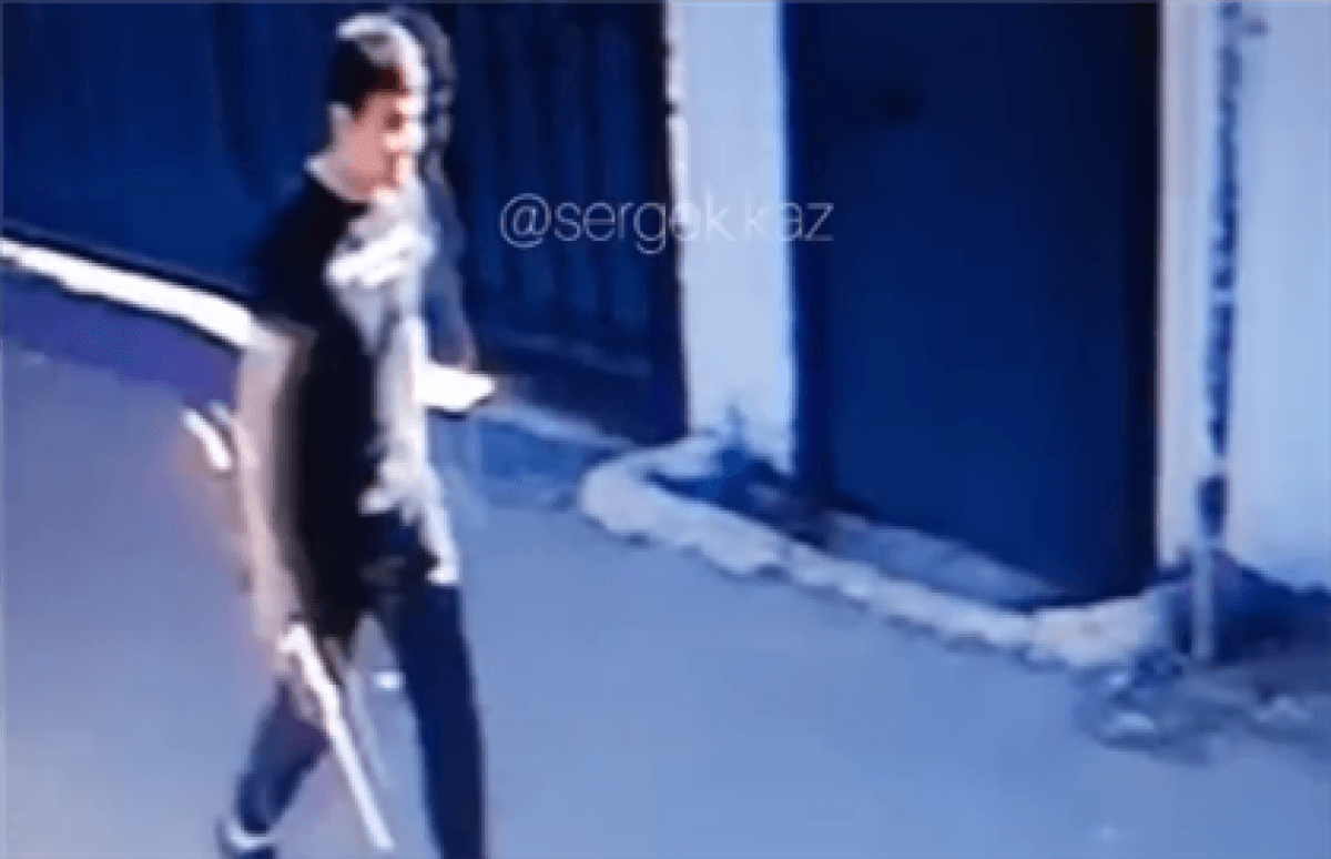Алматинский стрелок? Парень с ружьем близ вокзала напугал горожан