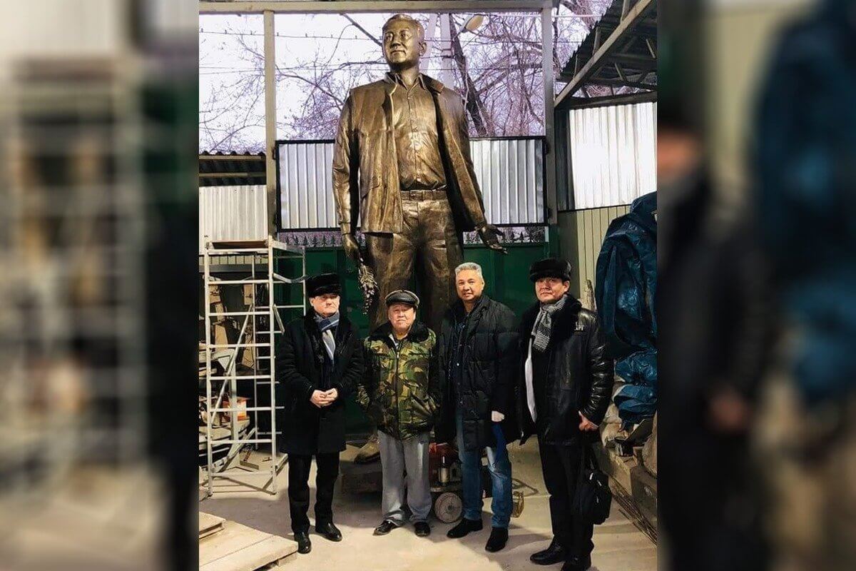 Перуашев готовит подарок? Главу "Ак Жола" заподозрили в причастности к установке памятника Елбасы