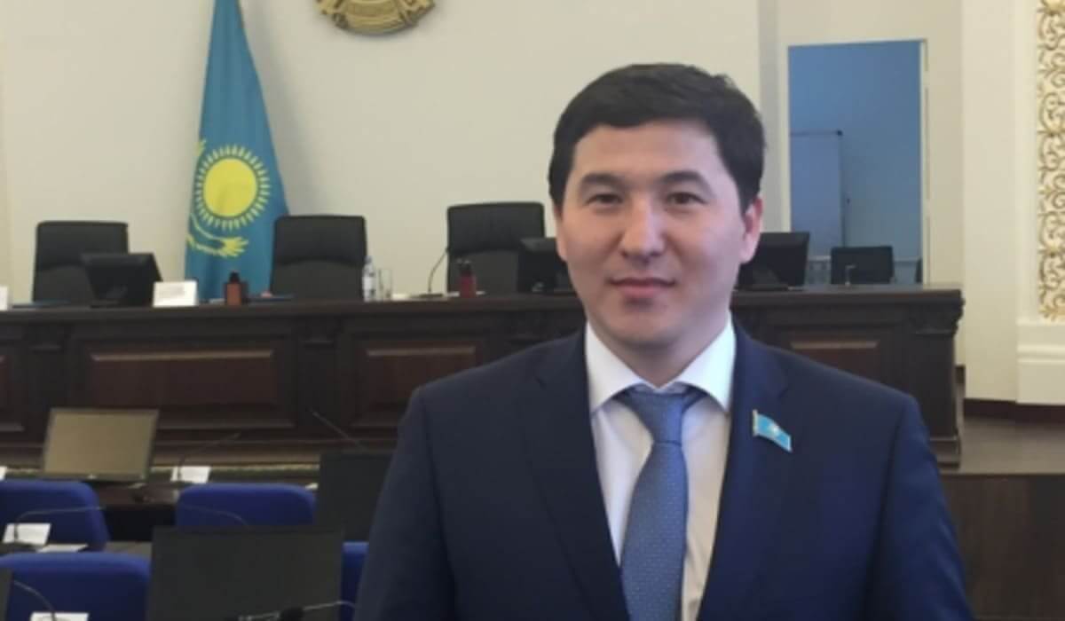 Испугавшийся алкотеста депутат угодил за решетку в Павлодаре