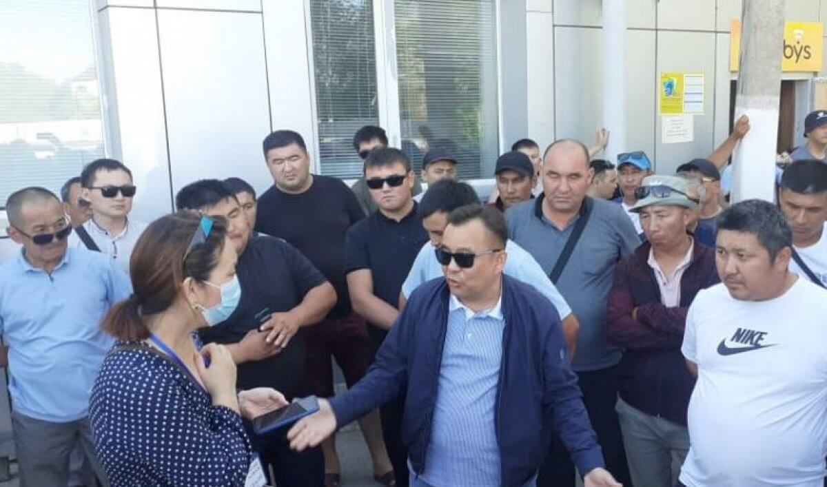Водители автобусов в Актобе вышли на протесты