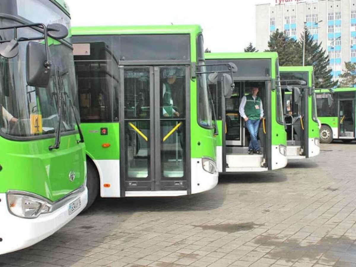 Водители автобусов в Семее отказываются выезжать на маршруты в знак протеста