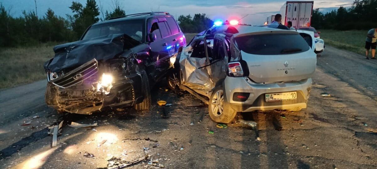 Три несовершеннолетних пассажира погибли в аварии на трассе в Костанайской области