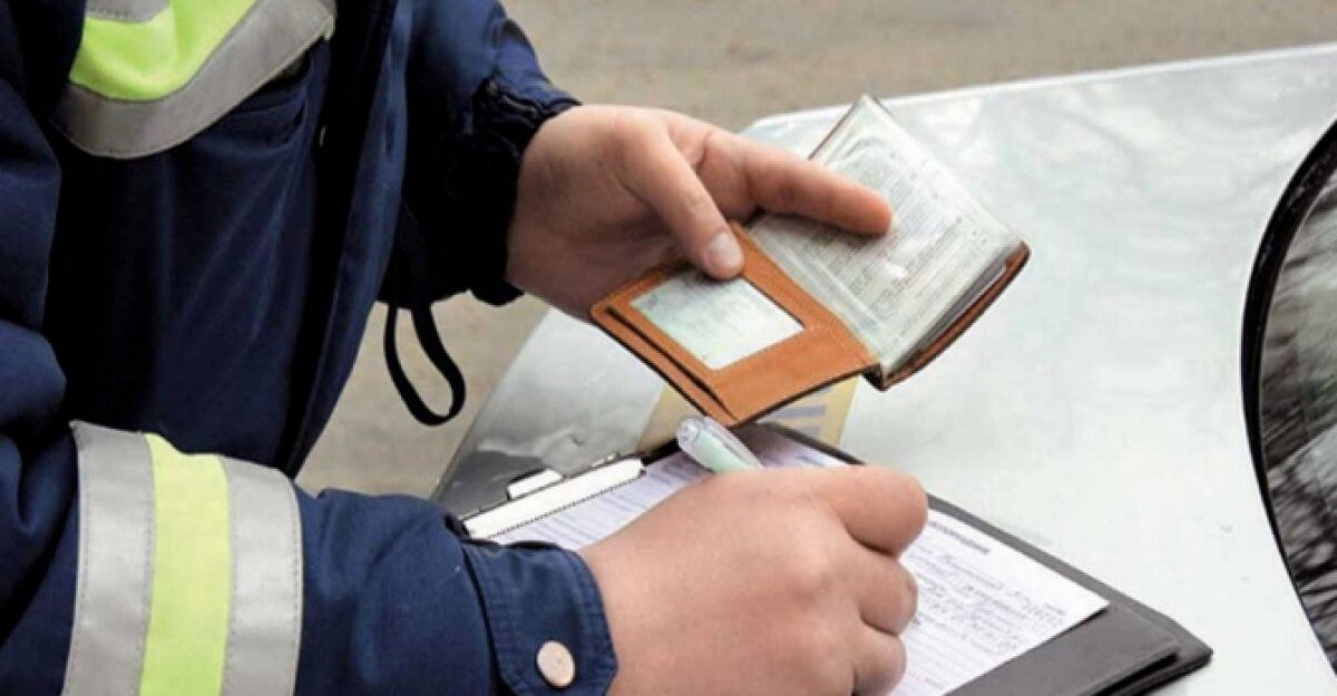 В погоне за хайпом: блогер устроил беспредел на дорогах Тараза, усадив на крышу авто детей