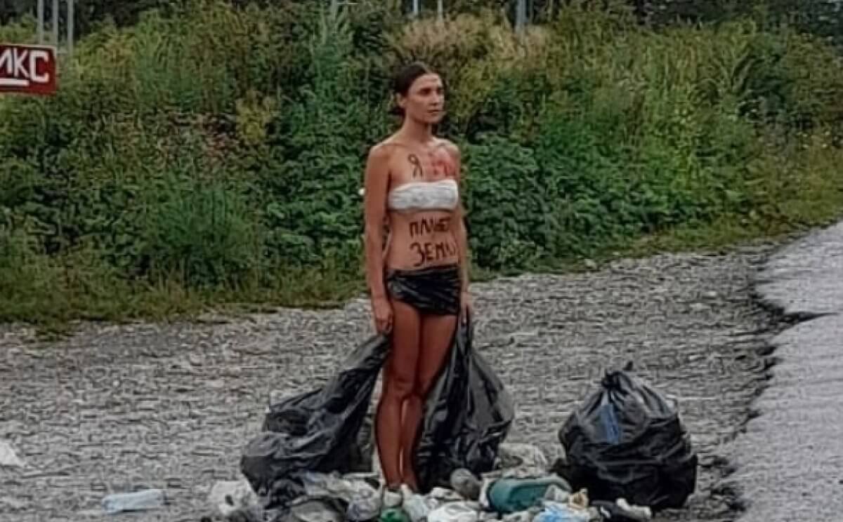 Экоактивист обернула себя в мусорные пакеты и вышла на дорогу в Восточном Казахстане