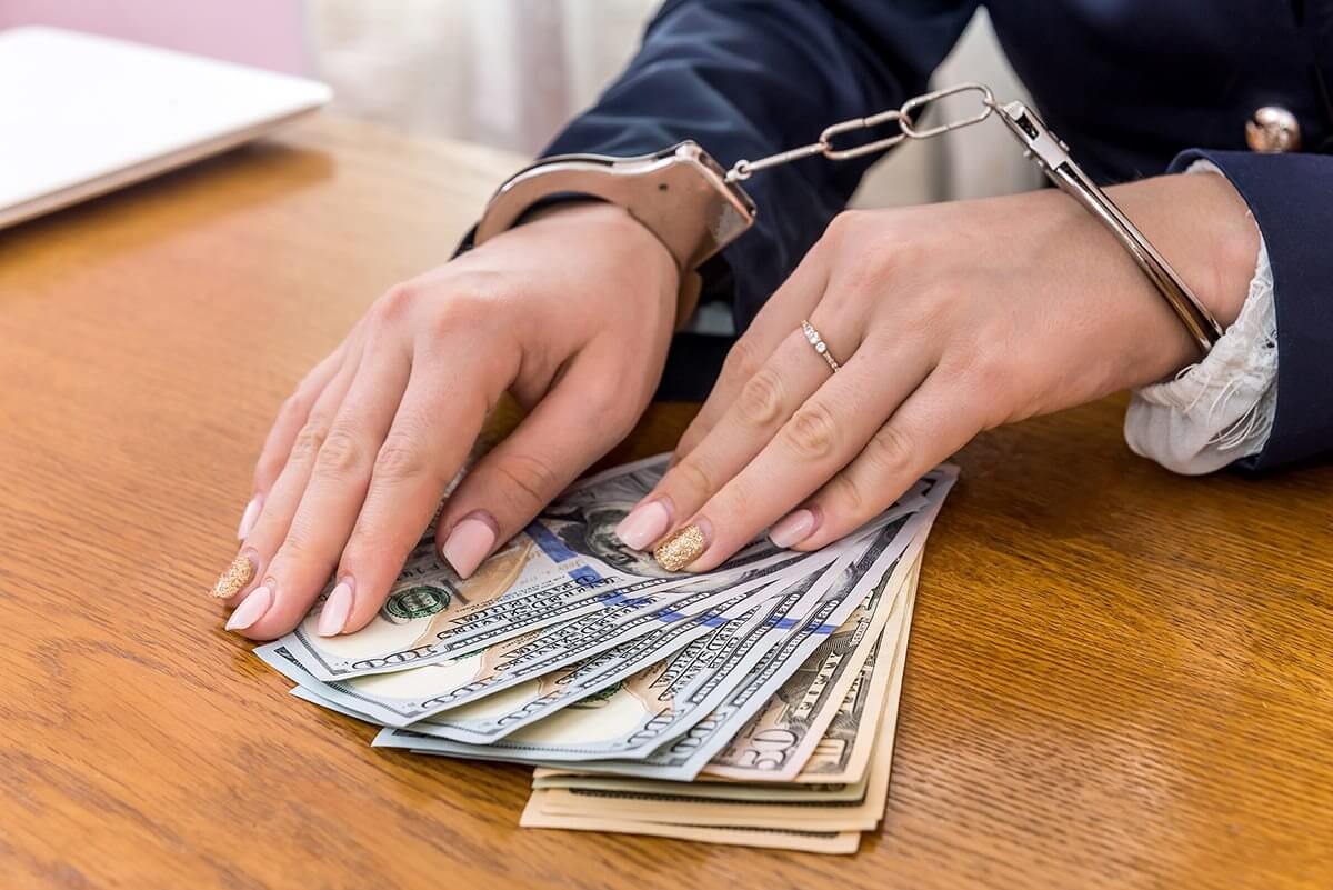 Украла миллионы? Наказание "строгое" - находиться дома