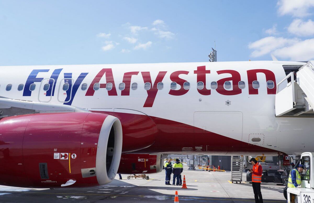 «Пропустили своих»: FlyArystan заподозрили в махинациях с билетами