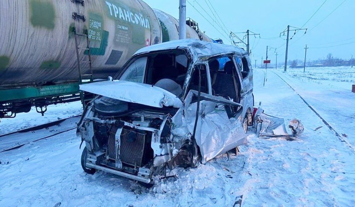Трое погибших: поезд снес легковушку в Акмолинской области