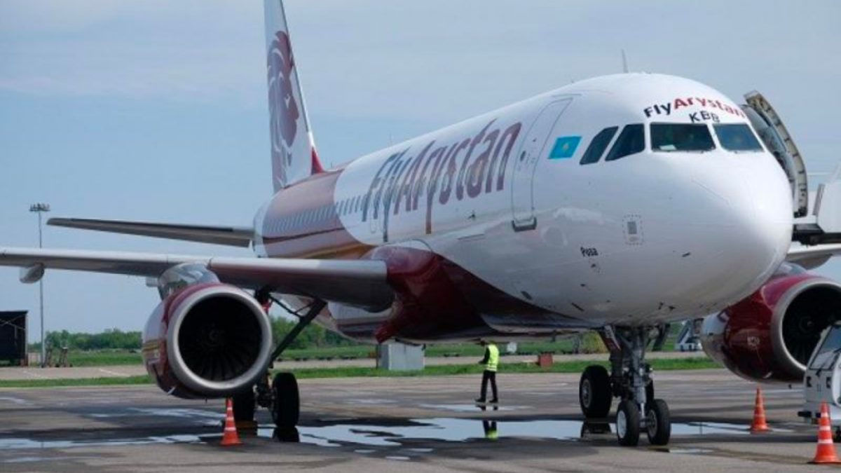 «Обещали билеты за 10 тысяч тенге»: депутат раскритиковал FlyArystan