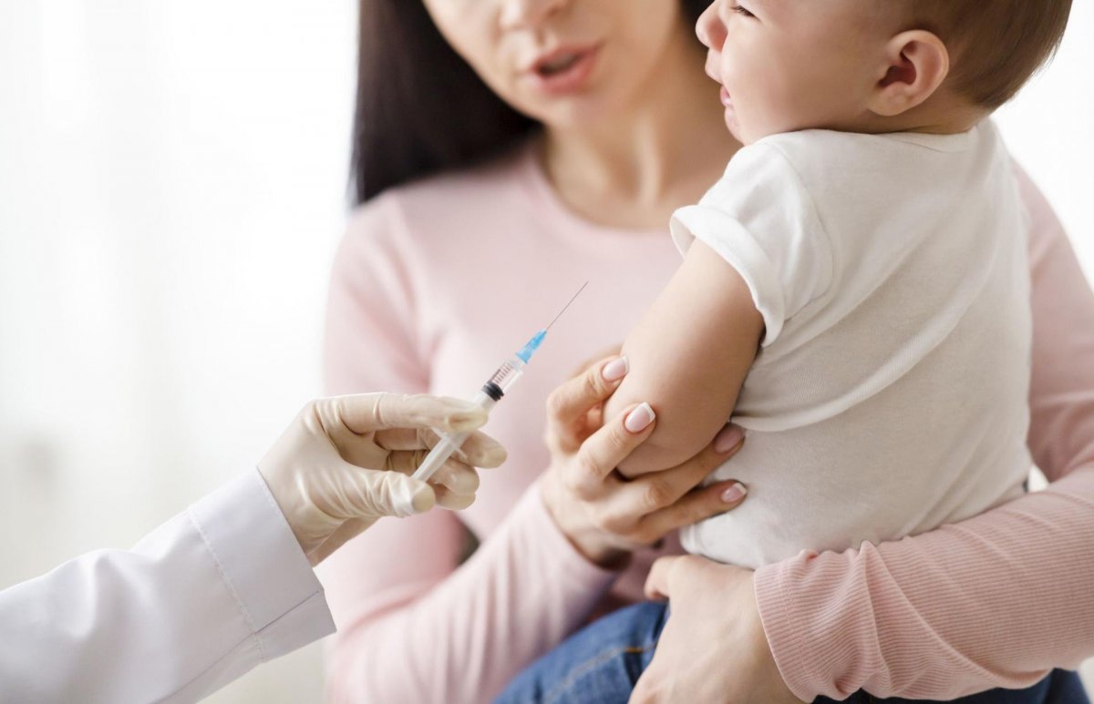 Стала известна сумма, которую направят на вакцинацию детей