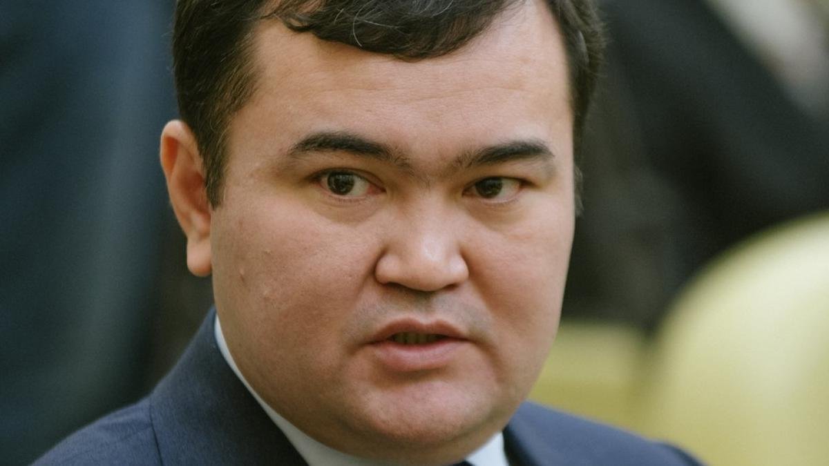 Как Женис Касымбек научился не замечать проблемы