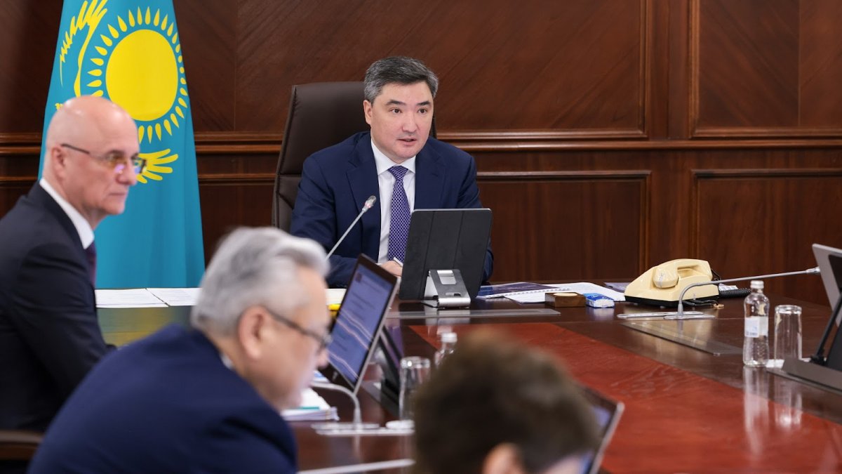 Премьер призвал чиновников к перевыполнению планов