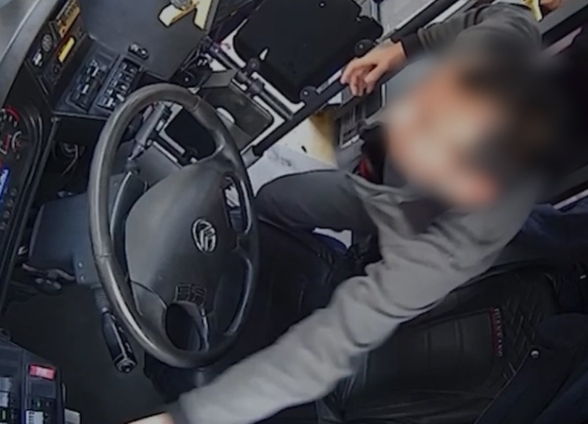 Контролера автобуса ударили ножом за замечание в Алматы