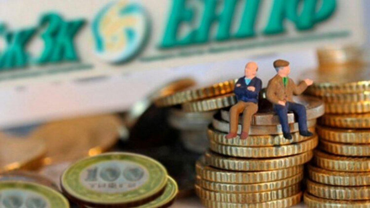 Сколько денег казахстанцы изъяли со своих пенсионных счетов