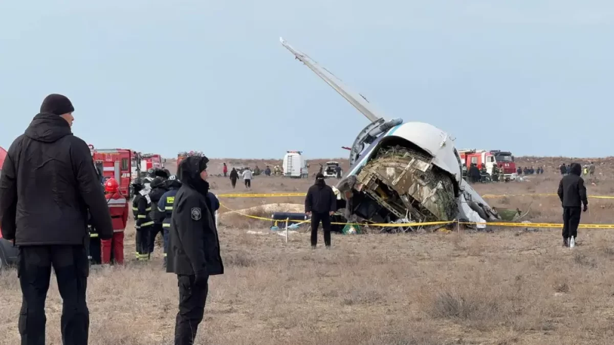 В сети появилась расшифровка переговоров пилотов самолета AZAL. Что говорят в Минтранспорта
