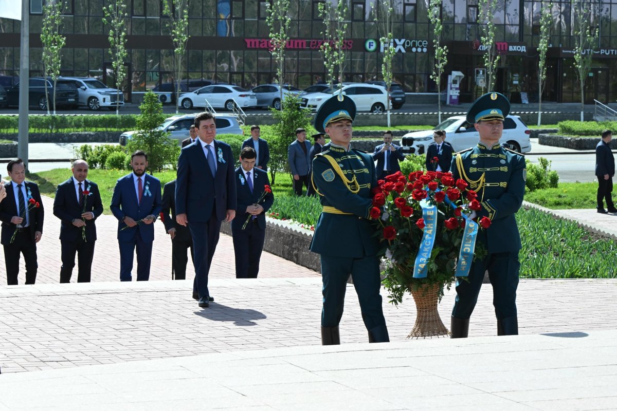 Цветы к памятнику Бауыржану Момышулы возложил председатель Мажилиса